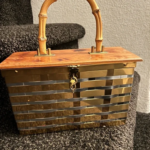 Elegant Gold and Tan Woven Handbag - Picture 2 of 6